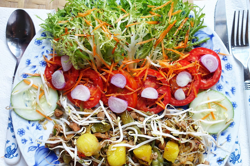 Scharfes Rindfleisch, Cap Cay mit Ananas und Frisée-Salat