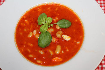Scharfe Ajvar-Suppe mit weißen Bohnen