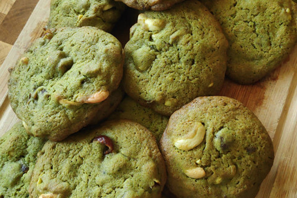 Chewy Matcha-Dattel-Cashew Cookies