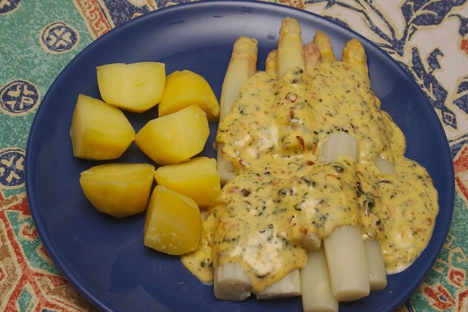 Frischer Spargel mit Speck-Zwiebel-Hollandaise