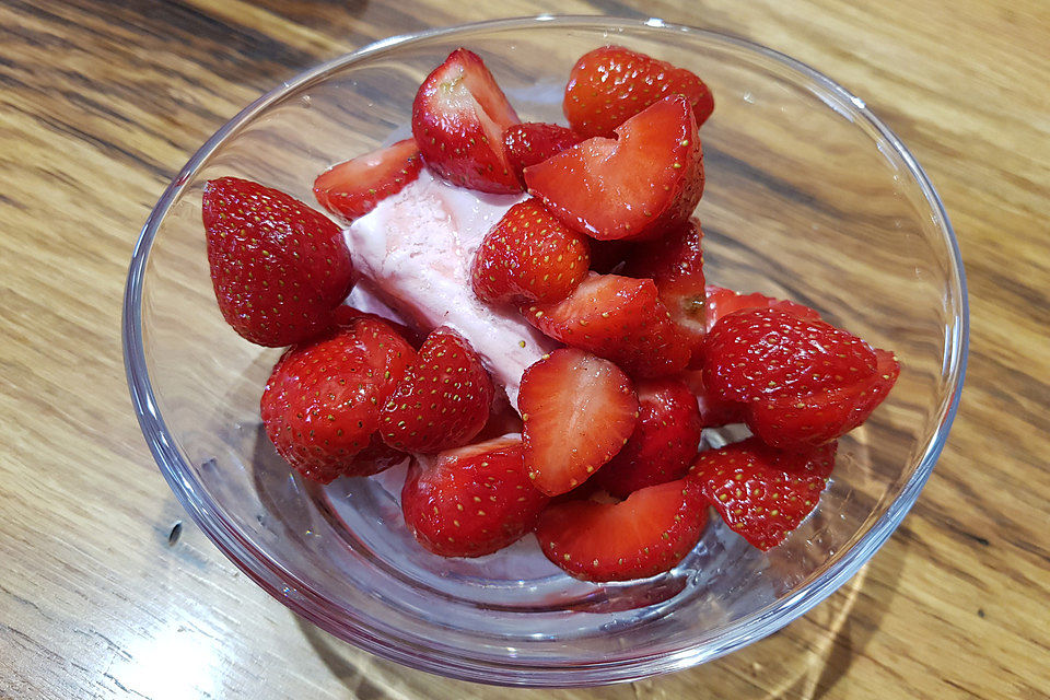 Gezuckerte Erdbeeren mit Calvados à la Didi