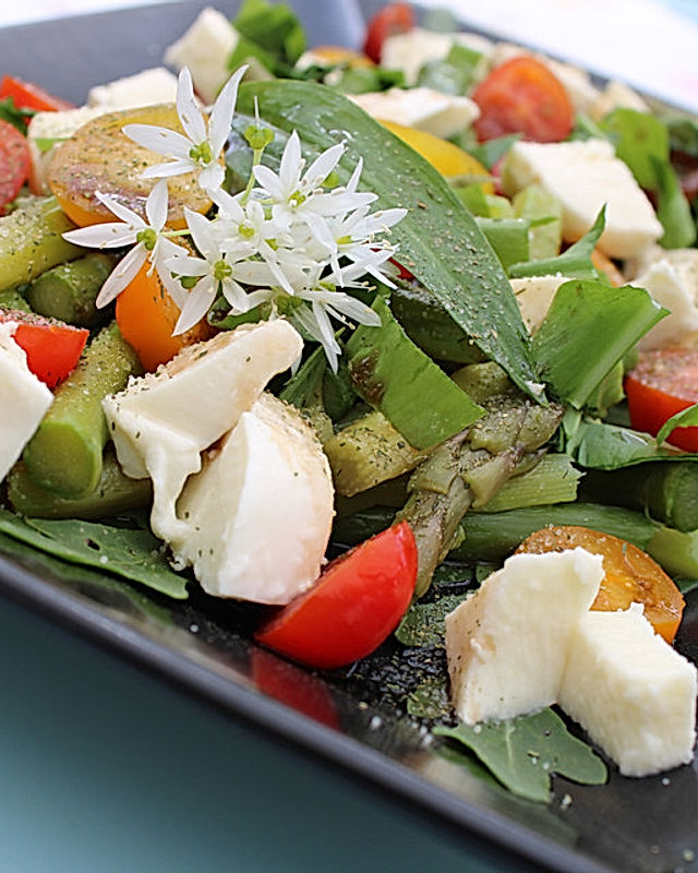 Grüner Spargel-Salat mit Kirschtomaten, Mozzarella und Bärlauchstreifen in Balsamico