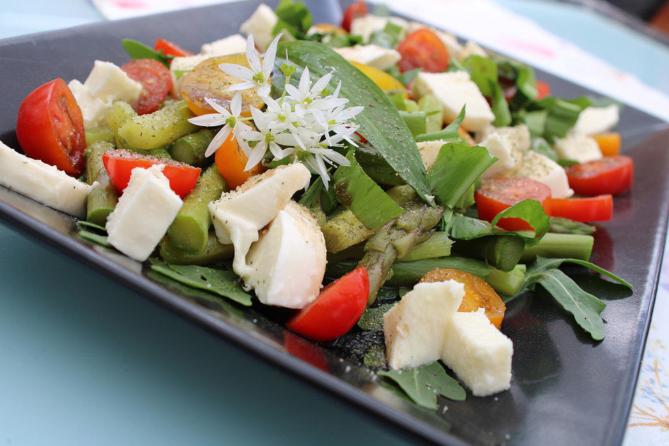 Grüner Spargel-Salat mit Kirschtomaten, Mozzarella und Bärlauchstreifen in Balsamico