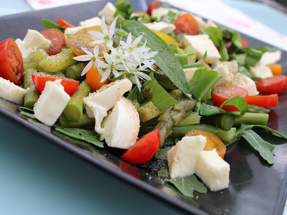 Grüner Spargel-Salat mit Kirschtomaten, Mozzarella und Bärlauchstreifen ...