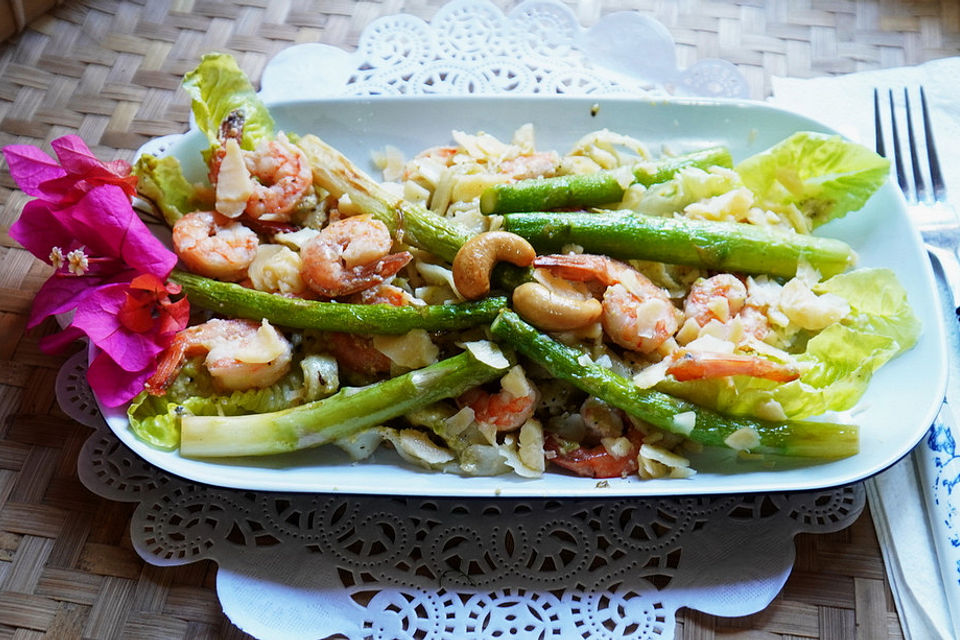 Bandnudeln mit grünem, knackigen Spargel, Pesto und Garnelen