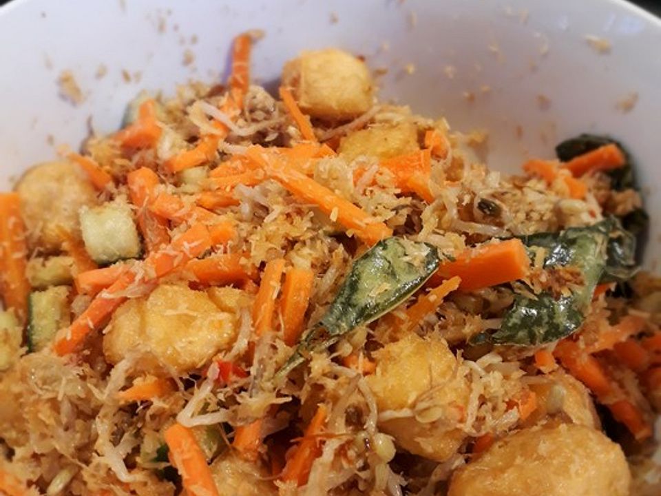 Gemüsesalat mit Chili-Tomaten-Kokosflocken - Urap Sayur von ...