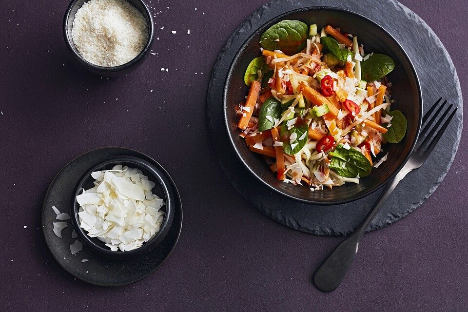 Gemüsesalat mit Chili-Tomaten-Kokosflocken - Urap Sayur