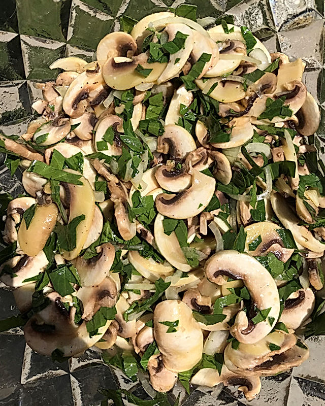 Champignon-Liebstöckel Salat