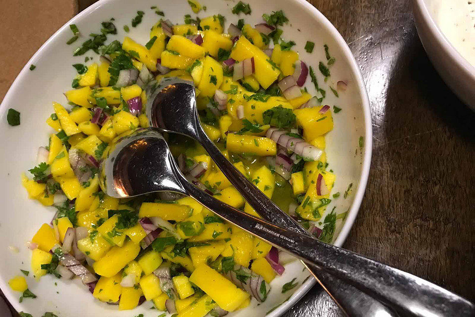 Erfrischender Mangosalat mit Koriander und roten Zwiebeln