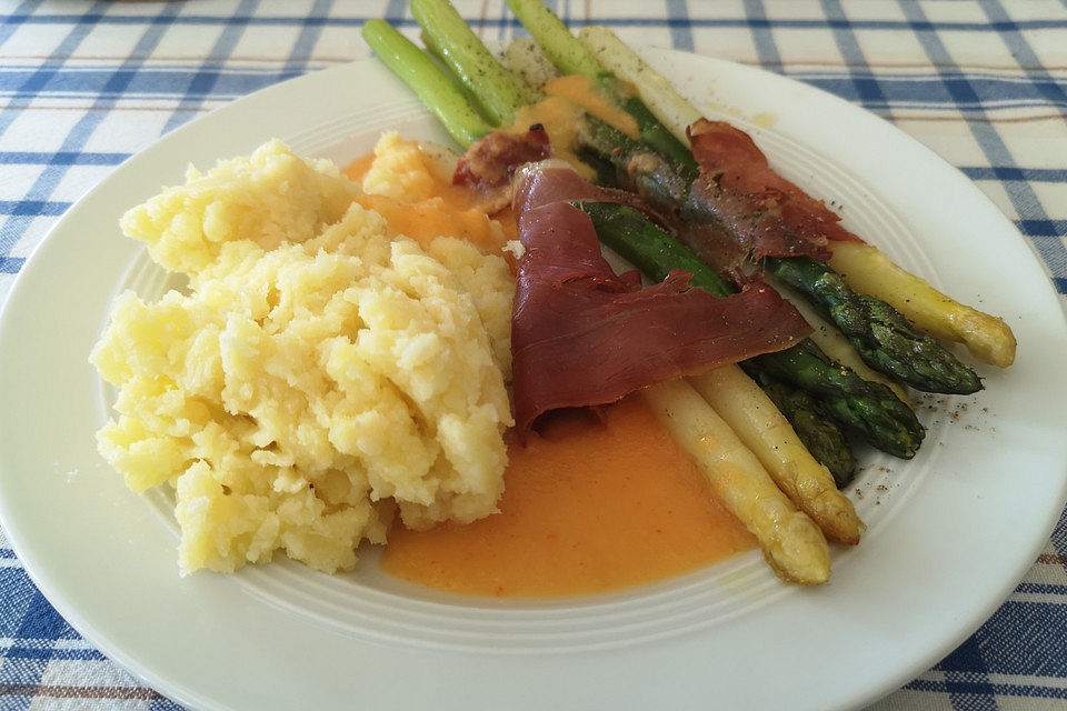 Spargel in Serranoschinken mit Apfelsauce