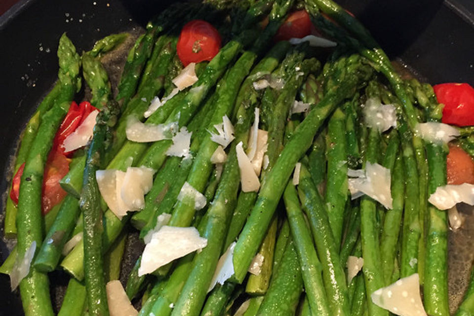 Grüner Spargel aus der Pfanne mit Cherrytomaten und Parmesan