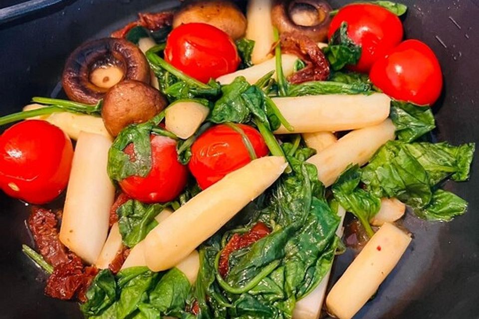 Grüner Spargel aus der Pfanne mit Cherrytomaten und Parmesan