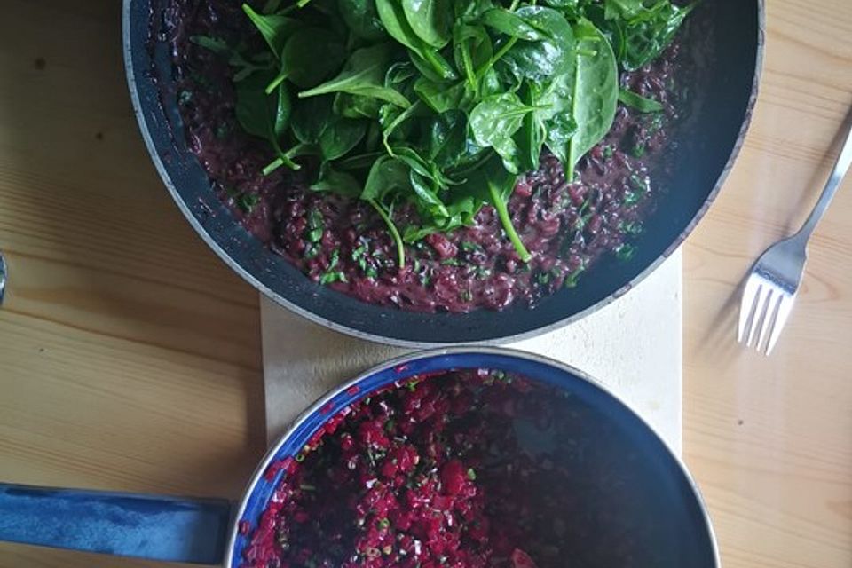 Dunkles Risotto mit Rote Bete-Gemüse