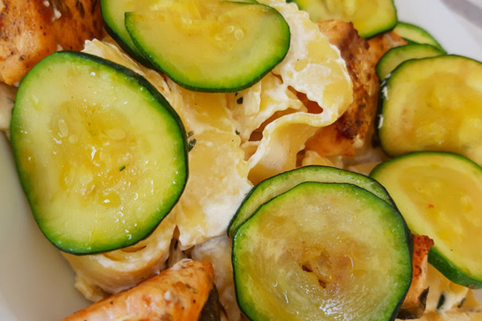 Nudeln mit Lachs und Zucchini