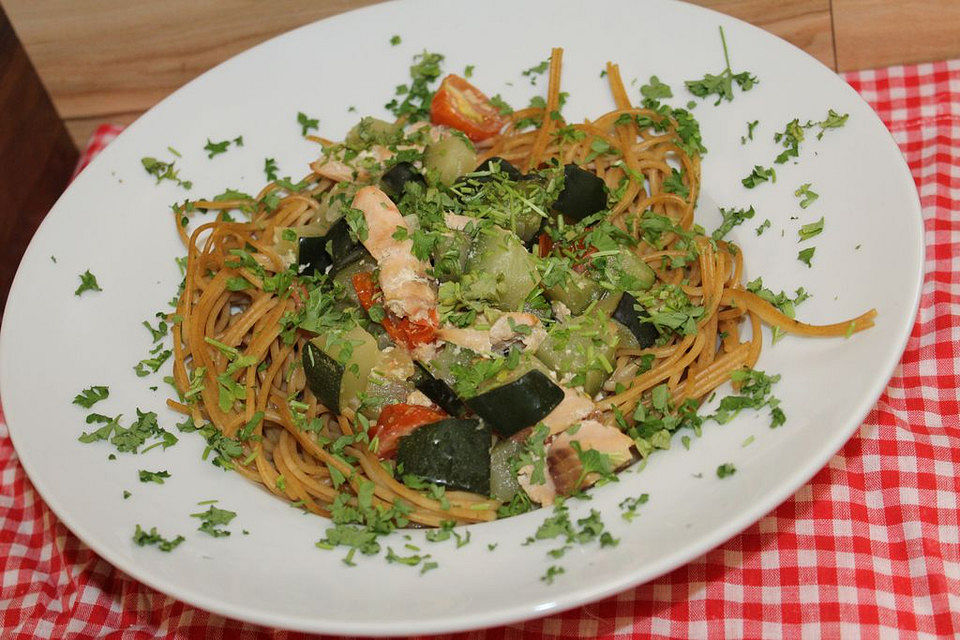 Pasta mit Lachs-Zucchini-Sauce