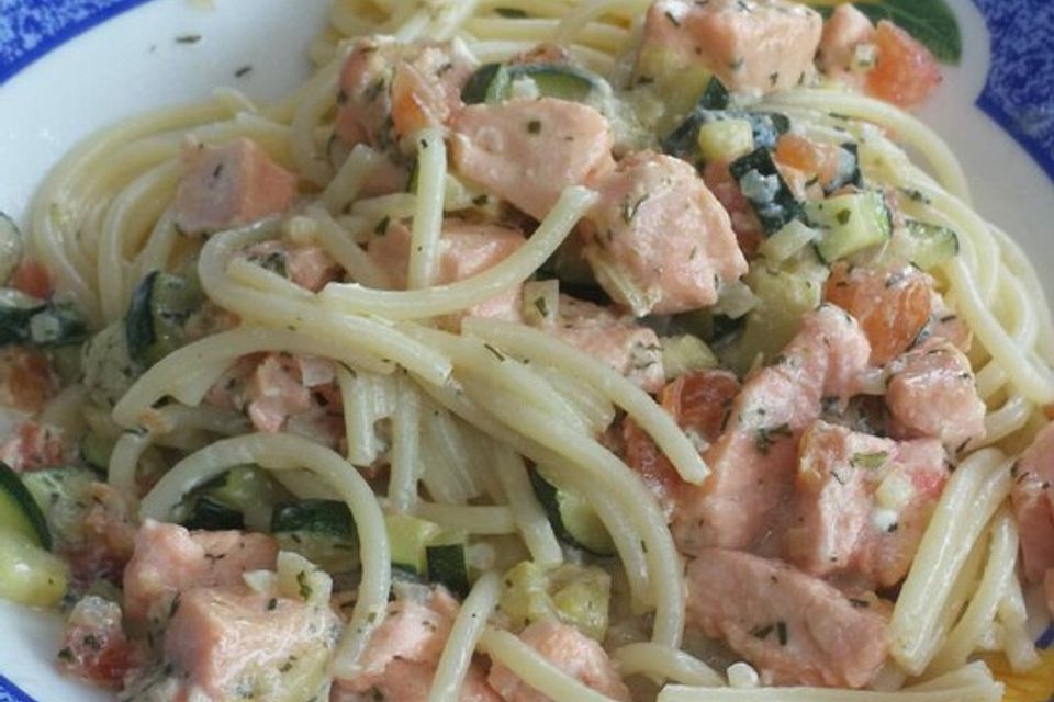 Pasta mit Lachs-Zucchini-Sauce