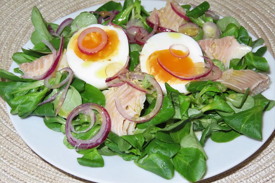 Feldsalat mit Ei und Forelle