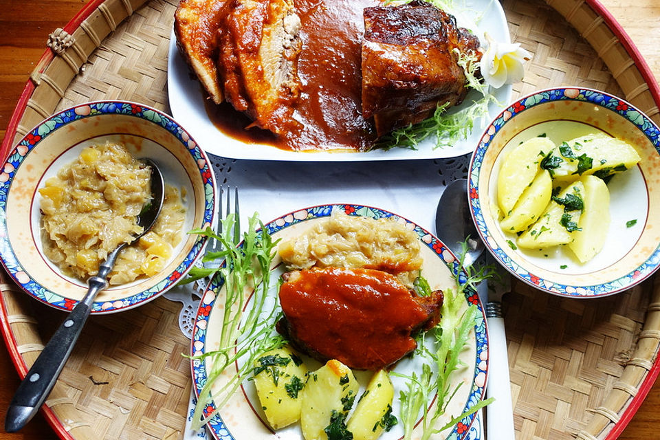 Schweinsbraten mit Ananaskraut und Petersilienkartoffeln