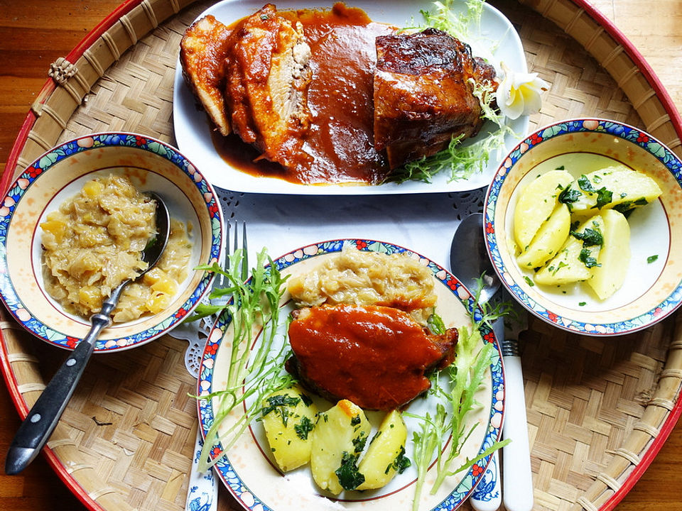 Schweinsbraten mit Ananaskraut und Petersilienkartoffeln von dieter