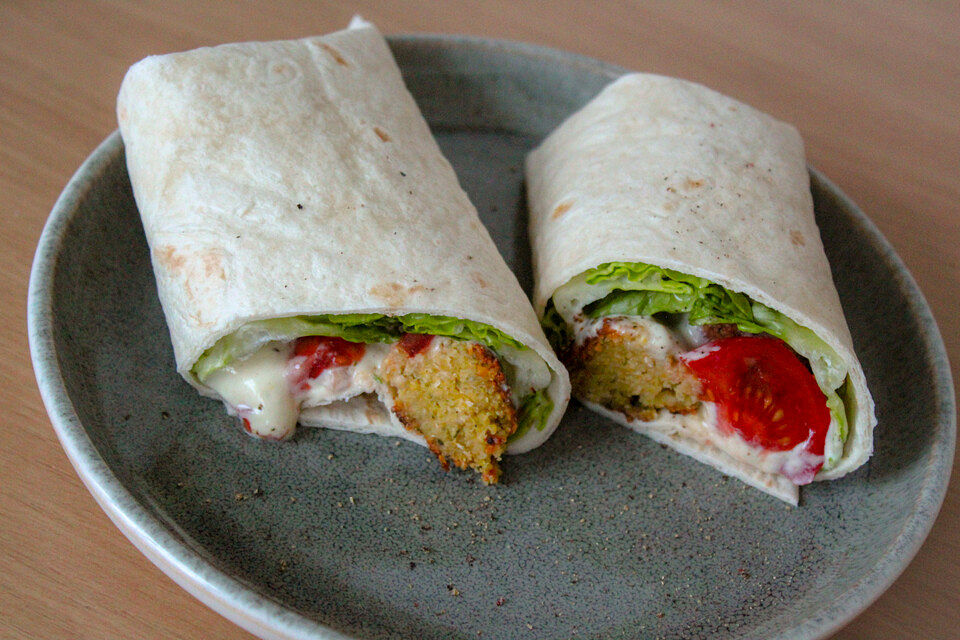 Vegane Falafel-Wraps mit Knoblauchsauce