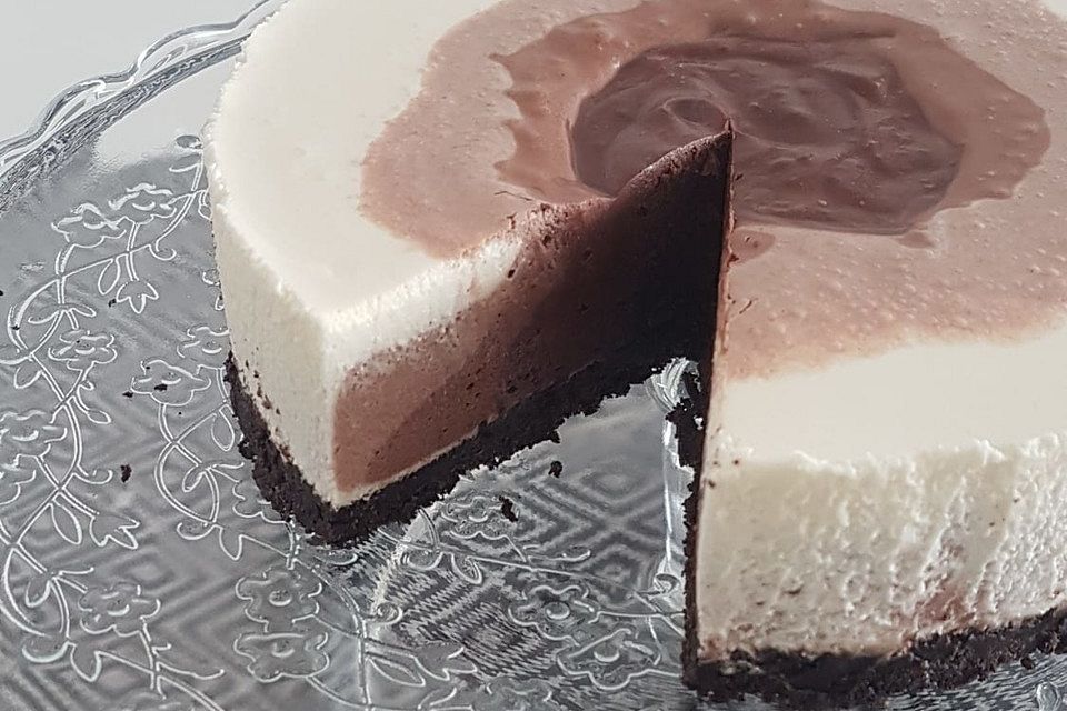 Triple Chocolate Mousse Cheesecake mit Oreoboden