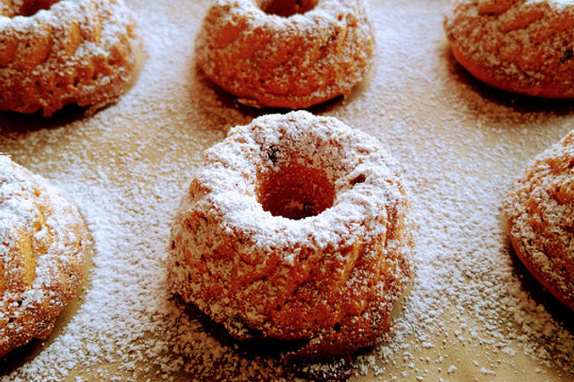 Mini-Gugelhupf mit Rosinen, Rum und Marzipan von ThieMa| Chefkoch