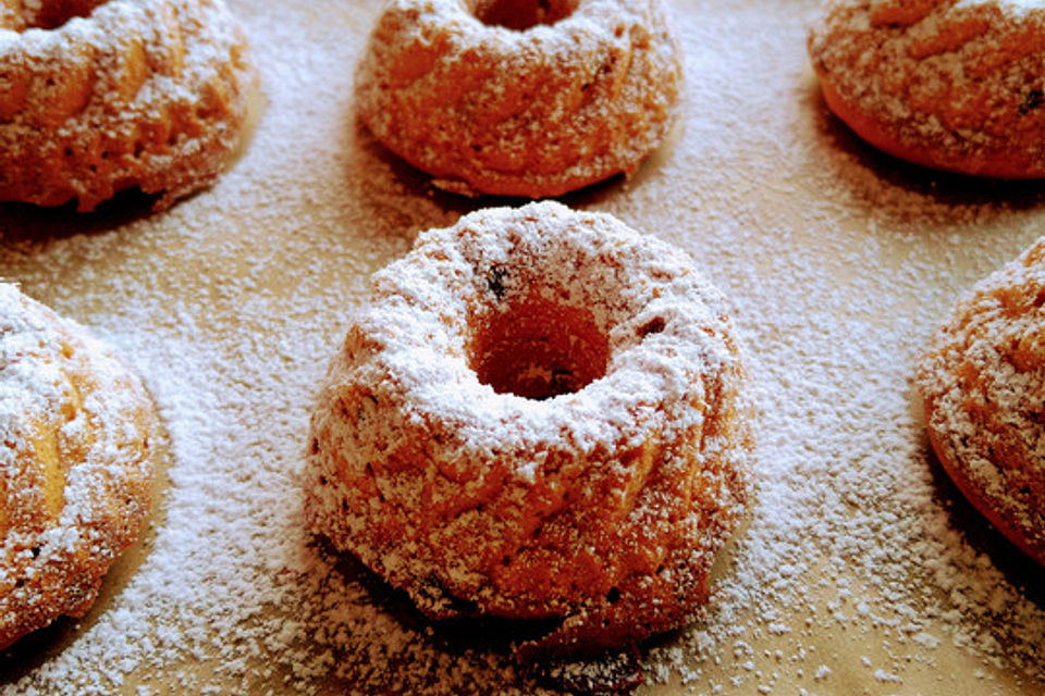 Mini-Gugelhupf mit Rosinen, Rum und Marzipan