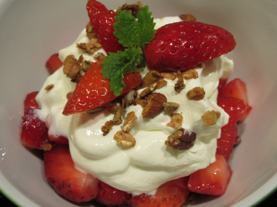 Erdbeerjoghurt mit Granola von Barbabietola| Chefkoch