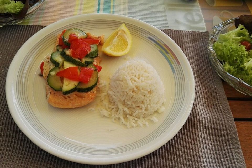 Gegrillter, marinierter Lachs mit Zucchini