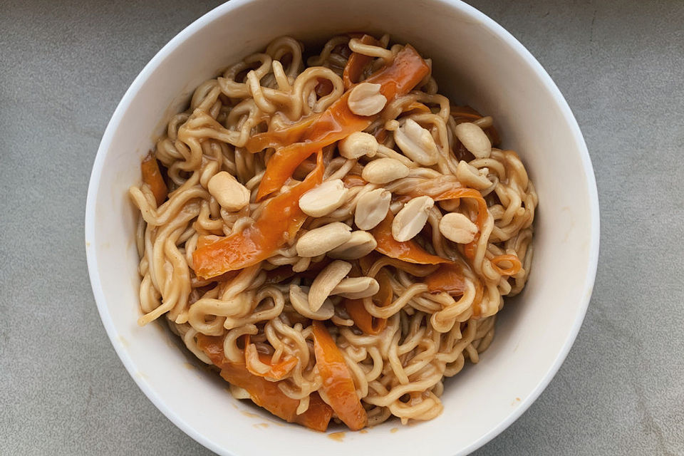 Cremige vegane Erdnuss-Sesam-Ramen mit Gemüse