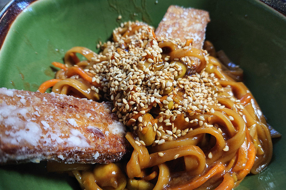 Cremige vegane Erdnuss-Sesam-Ramen mit Gemüse