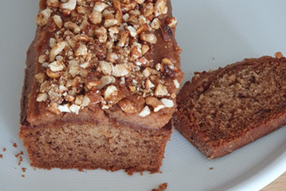 Bananenbrot mit Erdnussbuttercreme und Nusskrokant