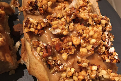 Bananenbrot mit Erdnussbuttercreme und Nusskrokant