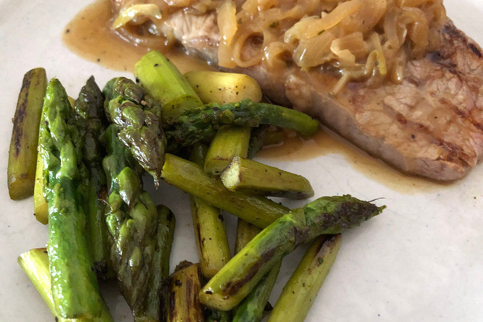 Rumpsteak in Zwiebelsoße mit gebratenem grünen Spargel