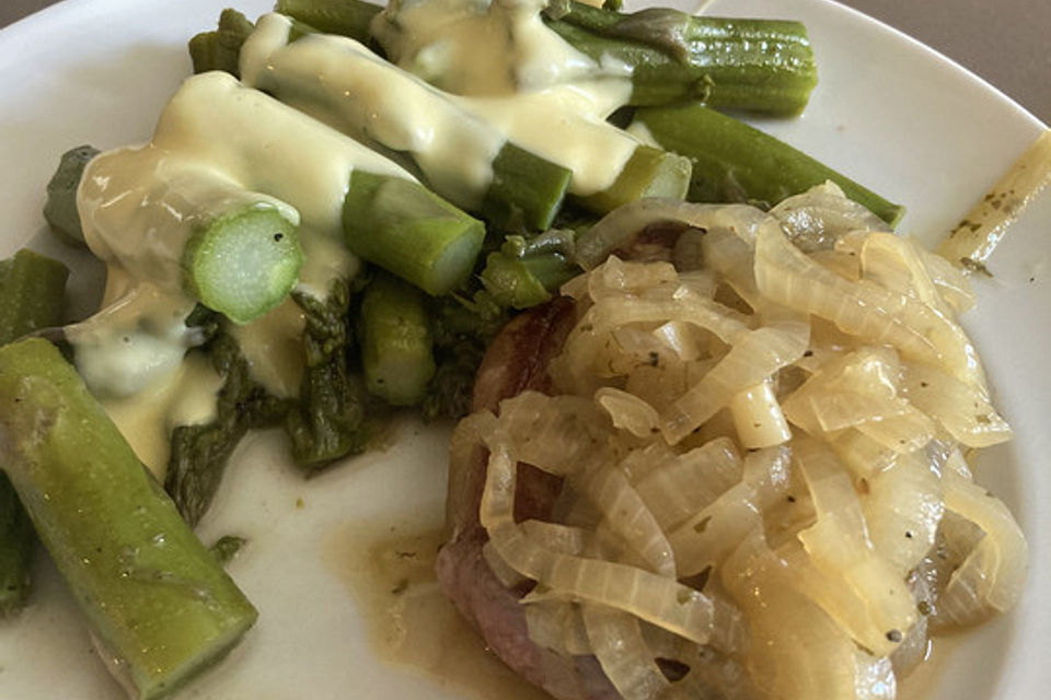 Rumpsteak in Zwiebelsoße mit gebratenem grünen Spargel