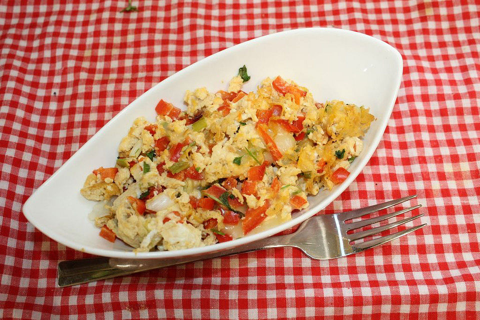 Buntes Rührei mit Paprika und Lauchzwiebel Buntes Rührei mit Paprika und Lauchzwiebel