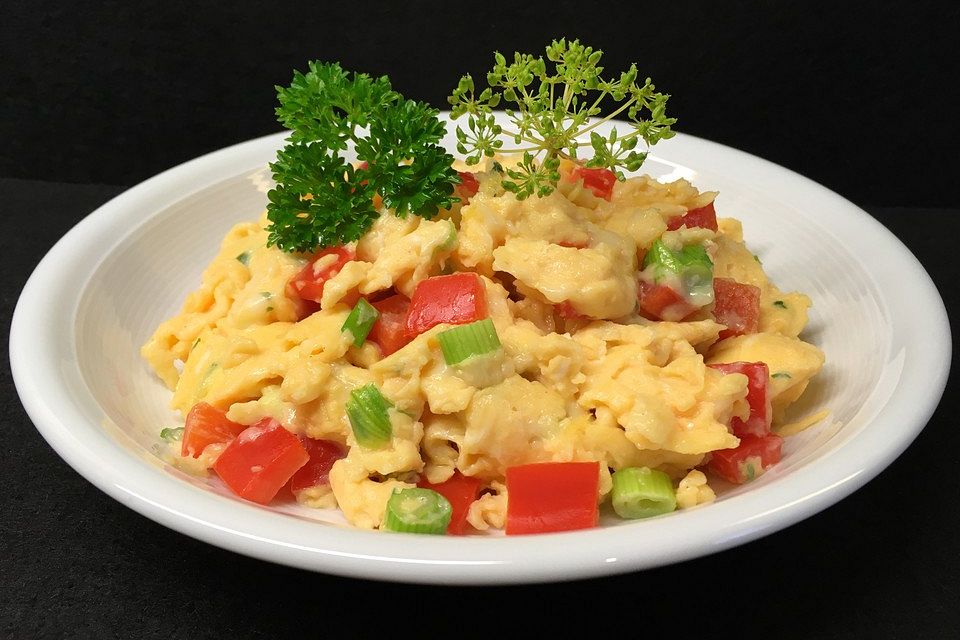 Buntes Rührei mit Paprika und Lauchzwiebel Buntes Rührei mit Paprika und Lauchzwiebel