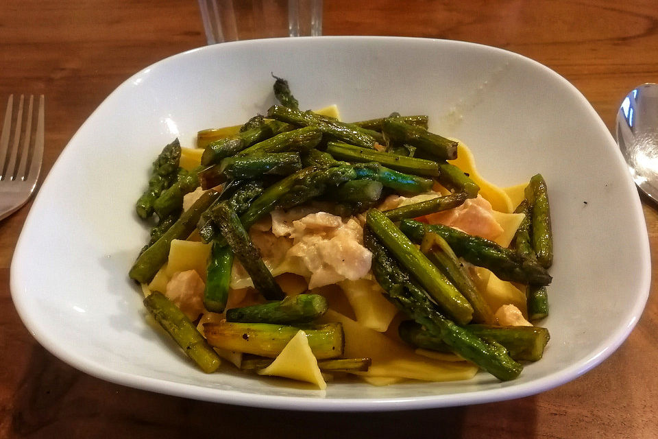 Tagliatelle in Lachs-Sahne-Soße und grünem Spargel