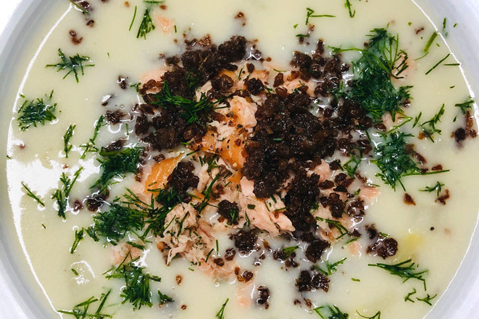 Cremige Spargelsuppe mit Lachs und Pumpernickel