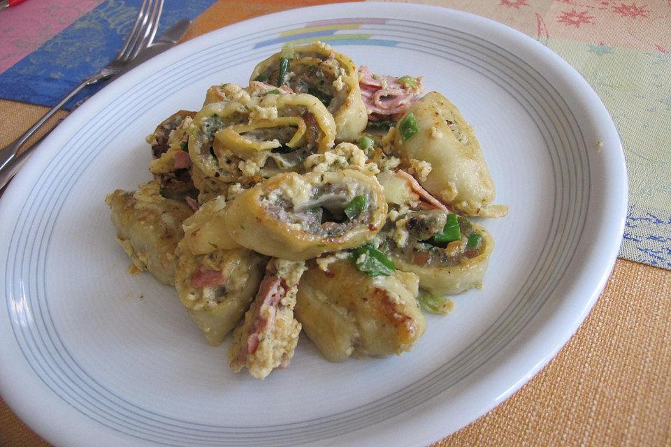 Maultaschenpfanne mit Ei und Schinken