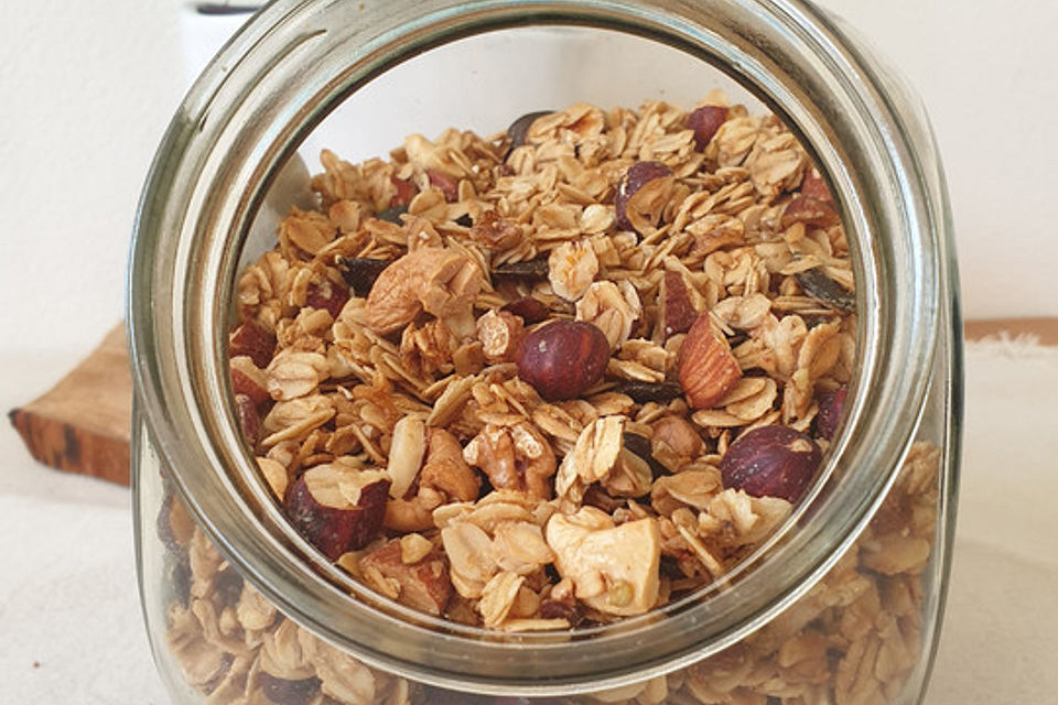 Granola mit Haferflocken, Buchweizen, Nüssen und Ahornsirup