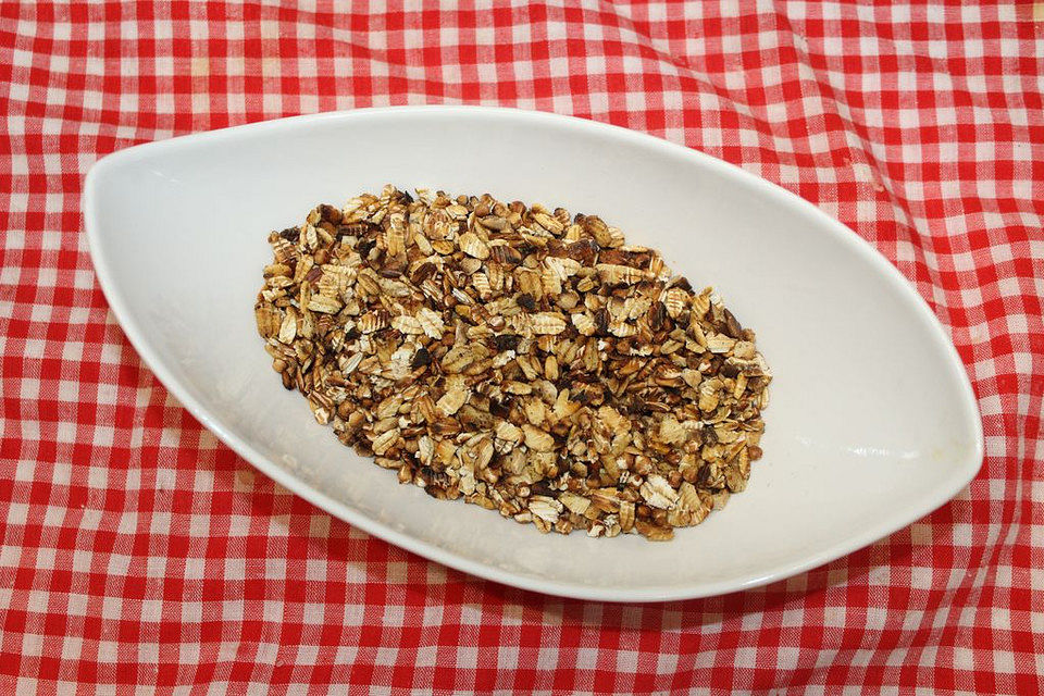 Granola mit Haferflocken, Buchweizen, Nüssen und Ahornsirup