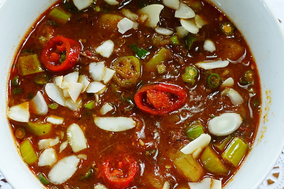 Würzig-scharfe Rindfleisch-Gulaschsuppe mit Gemüse "Gili Air"