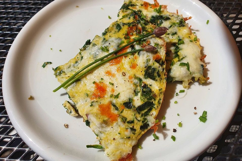 Frische Omeletts mit Spinat, Bärlauch und Zucchini