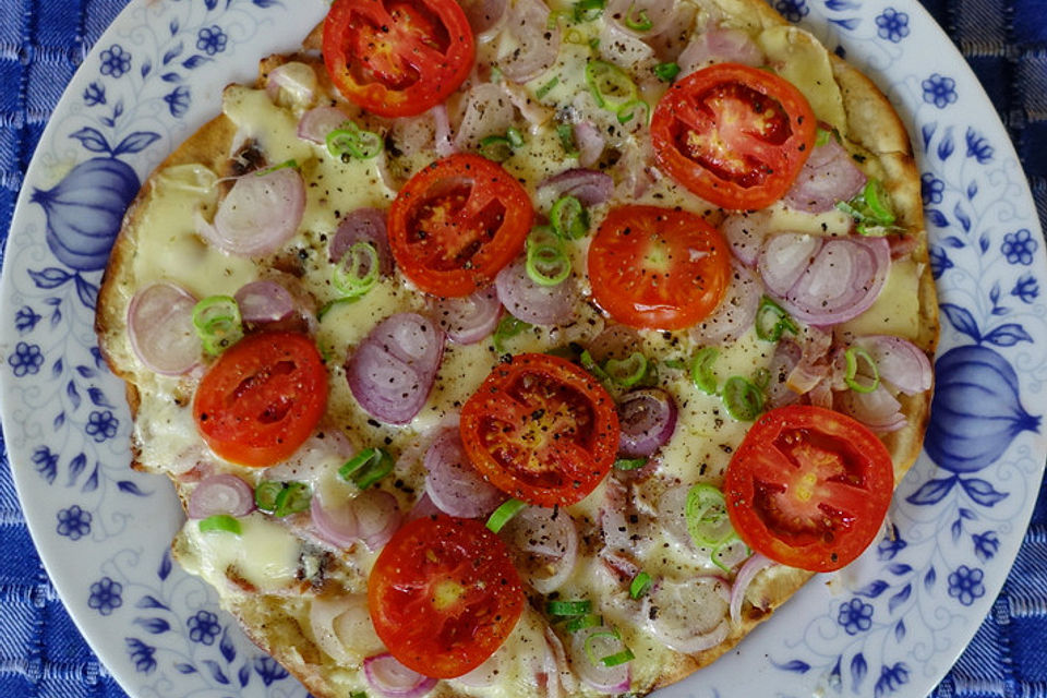 Hauchdünner Flammkuchen mit geräuchertem Schinken