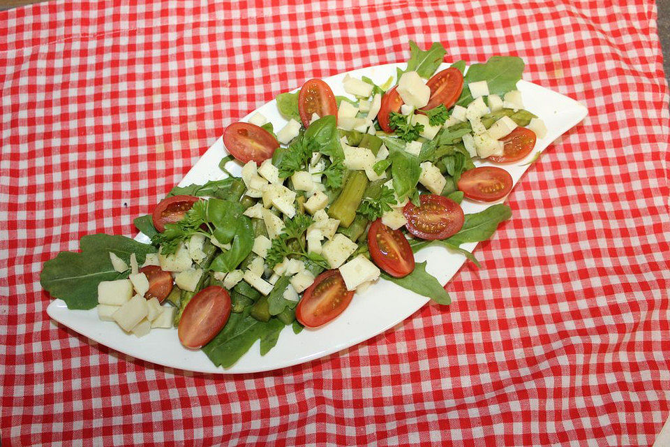 Spargel-Tomaten-Halloumi-Rucola-Salat