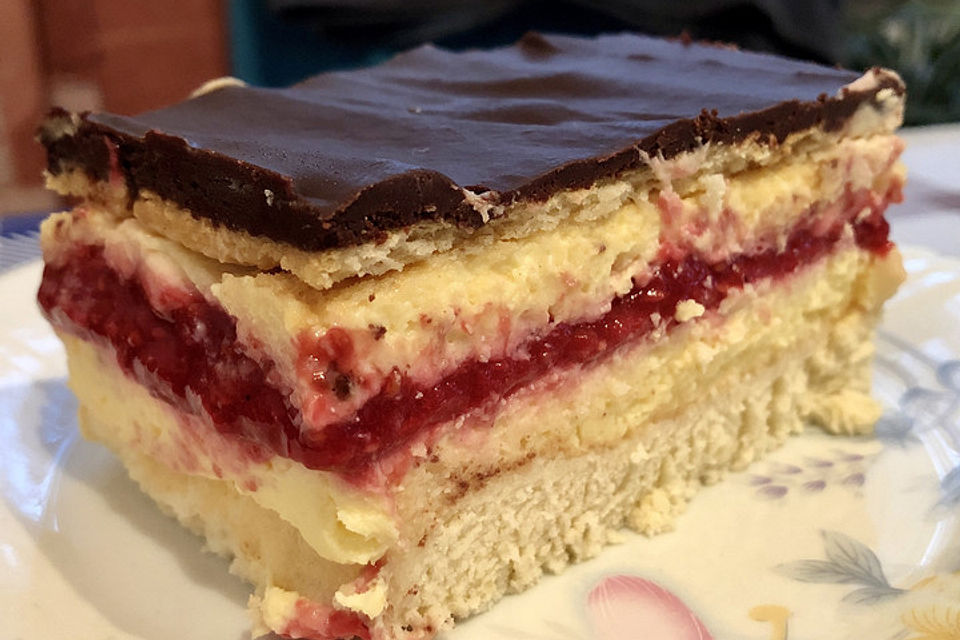 Himbeertorte mit Vanillecreme und Eierlikör