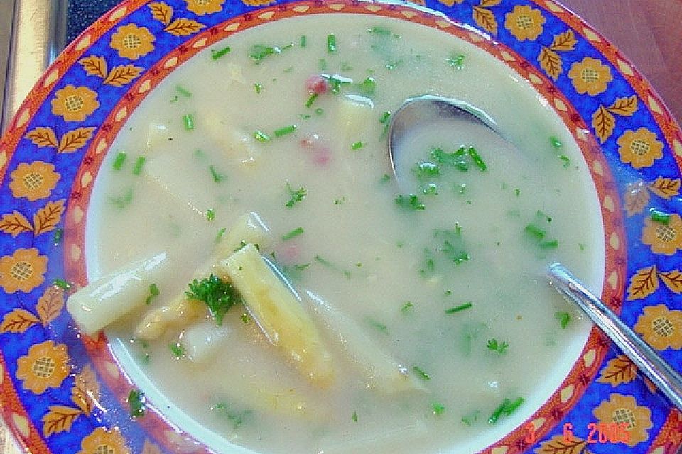 Schnelle Spargelcremesuppe mit Gartenkräutern Schnelle Spargelcremesuppe mit Gartenkräutern
