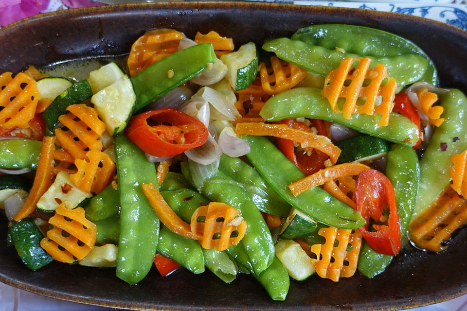 Cap Cay mit Zucchino und Zuckerschoten