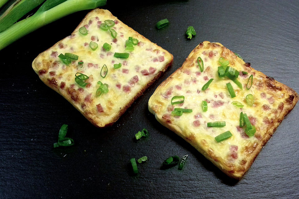 Flammkuchen-Toast mit Schinken und Zwiebeln